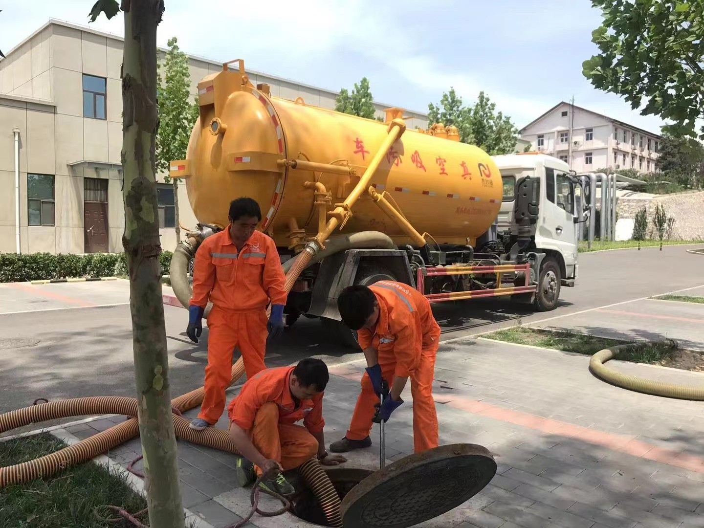 临湘管道疏通车停在窨井附近