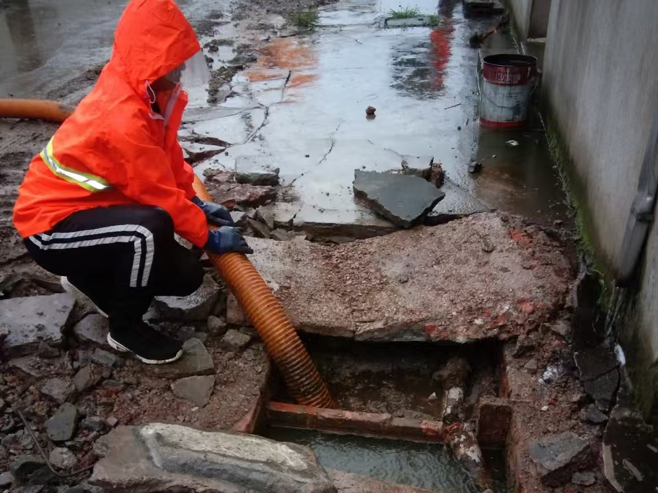 临湘专业清理污水池 炜誉市政以规范流程守护城市 “肠道”